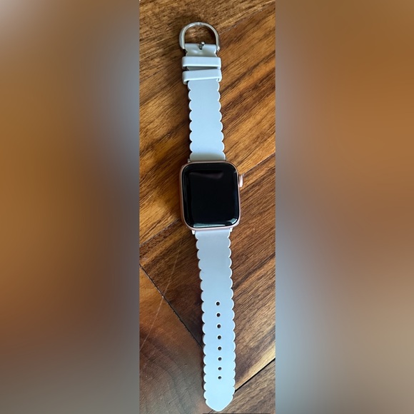 EUC Apple Watch Series 4; 40mm Gold Aluminum Pink Sand Sport Band - Picture 8 of 10